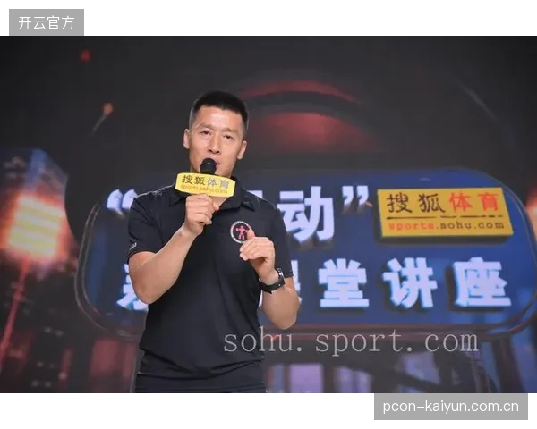 老将阿里·阿德南赛季负荷过高,其在三中卫体系下的体能储备成疑。 老将阿里·阿德南赛季负荷过高,其在三中卫体系下的体能储备成疑。